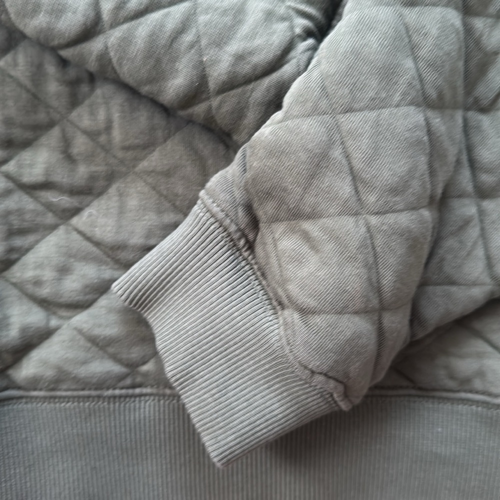 Vineyard vines quilted women’s olive green sweatshirt - Picture 3 of 4